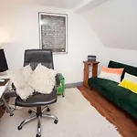 Special 3 Bedroom Townhouse With Parking In Bristol
